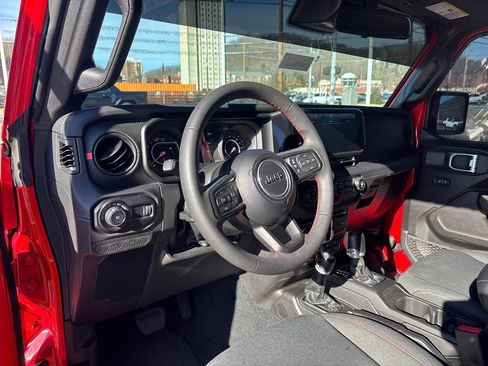 Used 2024 Jeep Wrangler Unlimited Rubicon image 12