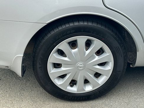 Used 2016 Nissan Versa SV FWD image 4