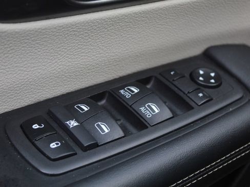 Used 2024 Chrysler Pacifica Touring-L FWD image 27