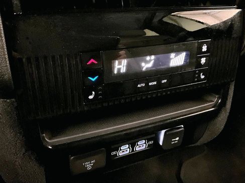 Used 2024 Jeep Wagoneer Base w/ Convenience Group I image 33