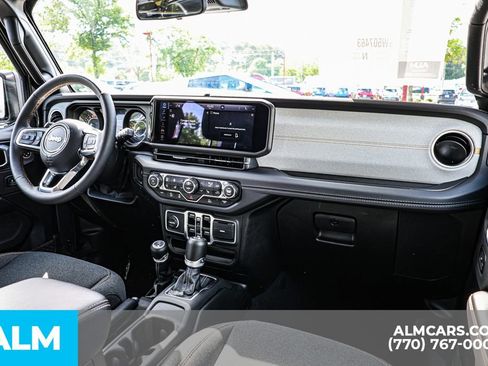 Used 2025 Jeep Wrangler Unlimited Sahara AWD/4WD image 30