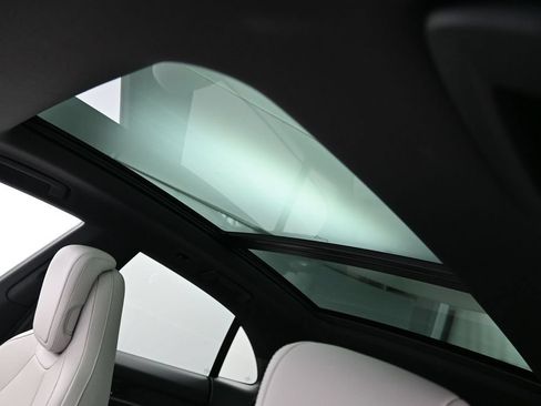 Certified 2025 Porsche Macan Electric RWD image 11