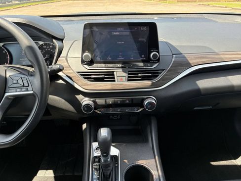 Used 2025 Nissan Altima 2.5 SV FWD image 14