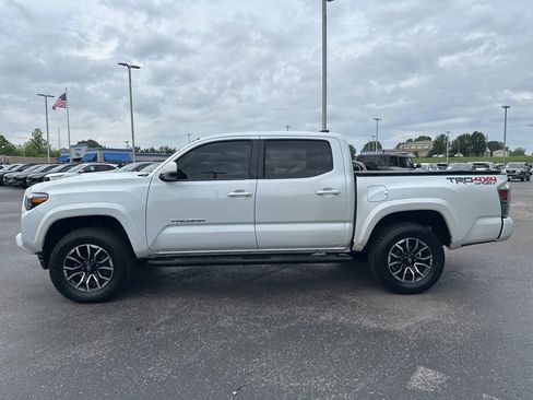 Used 2022 Toyota Tacoma TRD Sport w/ TRD Premium Sport Package AWD/4WD image 6