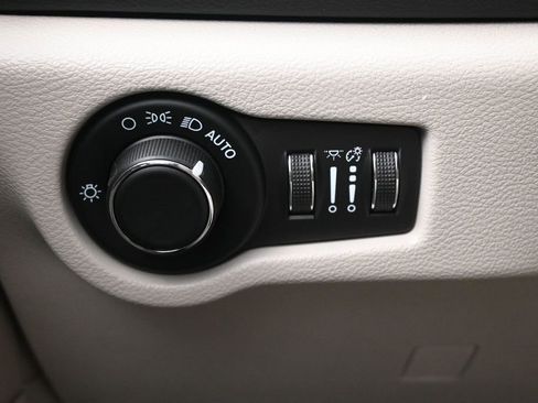 Used 2022 Chrysler Voyager LX FWD image 23