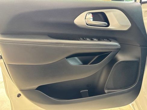 Used 2023 Chrysler Pacifica Touring FWD image 13