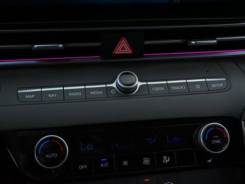 Used 2024 Hyundai Elantra Blue image 21