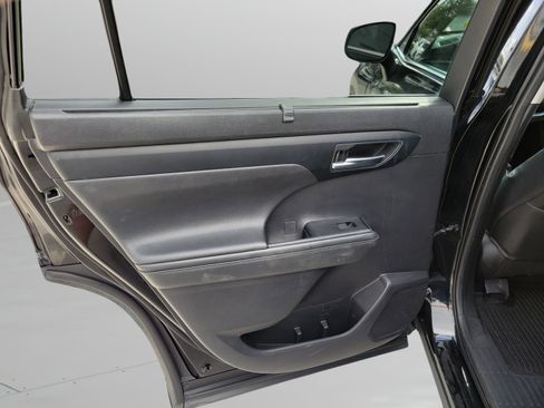 Used 2021 Toyota Highlander XLE AWD/4WD image 6