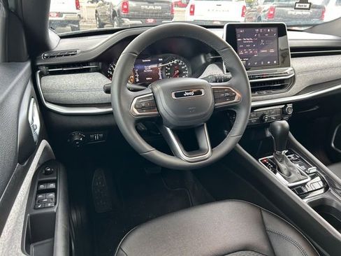 Used 2025 Jeep Compass Latitude image 18