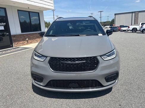 Used 2025 Chrysler Pacifica Limited FWD image 12