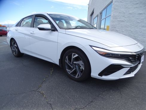 Used 2025 Hyundai Elantra Limited image 3
