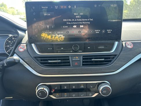 Used 2024 Nissan Altima 2.5 SV w/ SV Premium Package FWD image 25