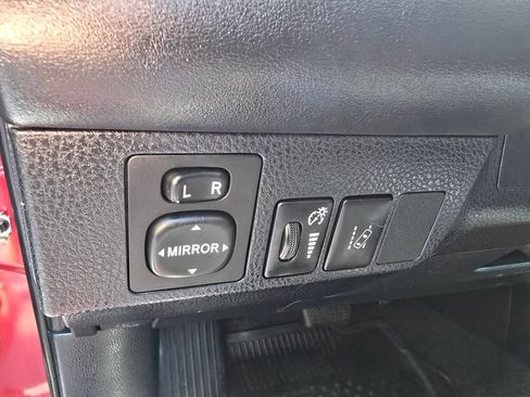 Used 2018 Toyota RAV4 LE AWD/4WD image 19