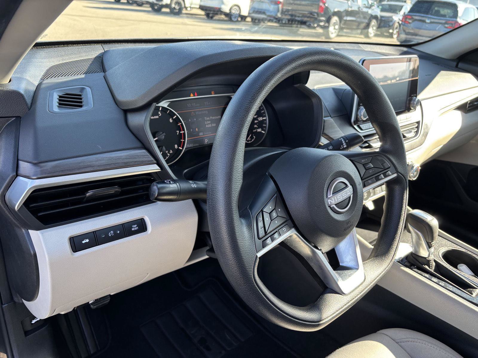 Used 2025 Nissan Altima 2.5 SV FWD image 18