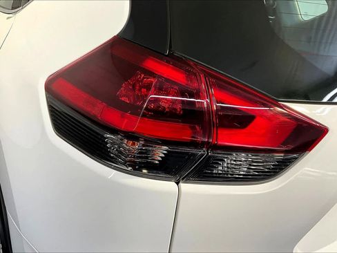 Used 2019 Nissan Rogue S image 80