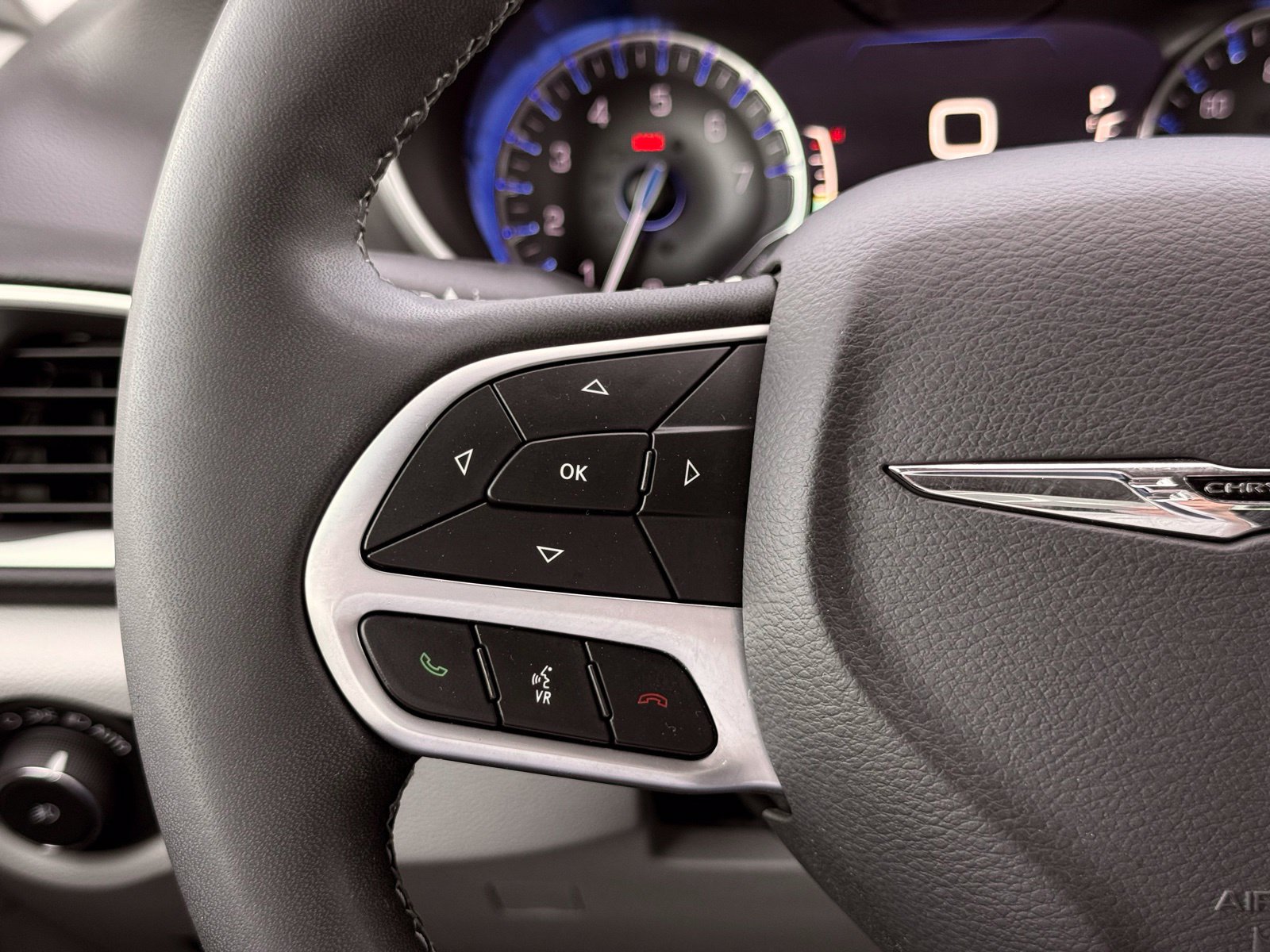 Used 2023 Chrysler Pacifica Touring-L FWD image 36