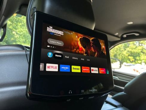 Used 2025 Jeep Wagoneer Series II image 38