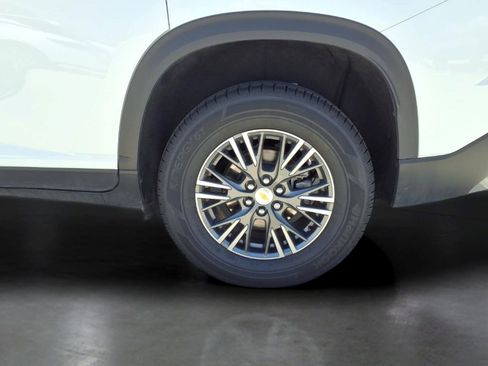 Used 2025 Chevrolet Traverse LT FWD image 24