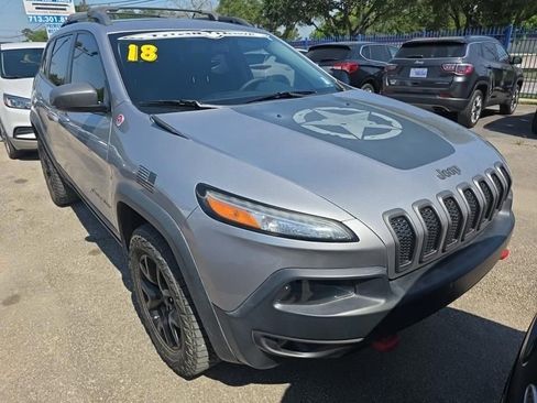 Used 2018 Jeep Cherokee Trailhawk w/ Comfort/Convenience Group AWD/4WD image 4