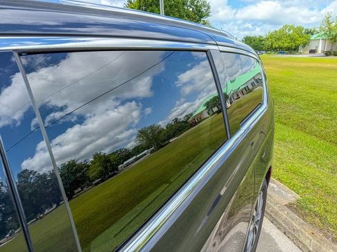 Used 2021 Chrysler Pacifica Touring-L image 7