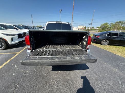 Used 2019 Toyota Tacoma TRD Sport image 5