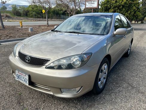 Used 2005 Toyota Camry SE image 2