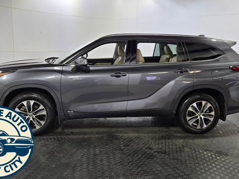 Used 2021 Toyota Highlander XLE image 5
