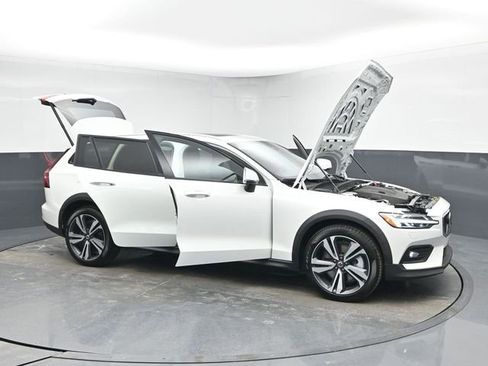 Used 2025 Volvo V60 B5 Cross Country Plus image 44