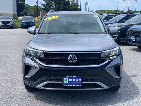 Used 2022 Volkswagen Taos SE w/ Panoramic Sunroof Package FWD image 3