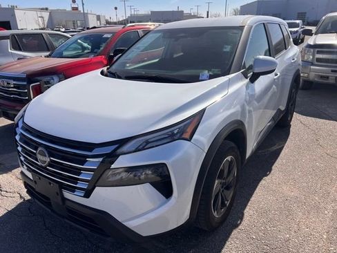 Used 2025 Nissan Rogue SV image 3