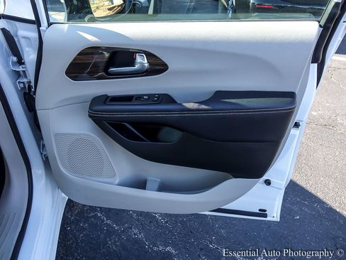 Used 2023 Chrysler Pacifica Limited FWD image 32