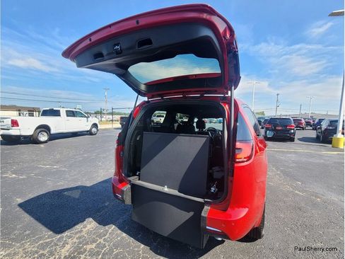 Used 2025 Chrysler Pacifica Select FWD image 2