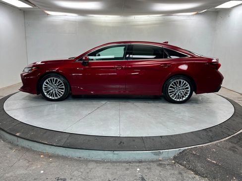 Used 2020 Toyota Avalon Limited image 2