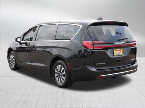 Used 2023 Chrysler Pacifica Touring-L FWD image 5