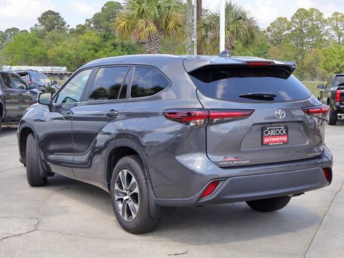 Used 2024 Toyota Highlander XLE AWD/4WD image 25