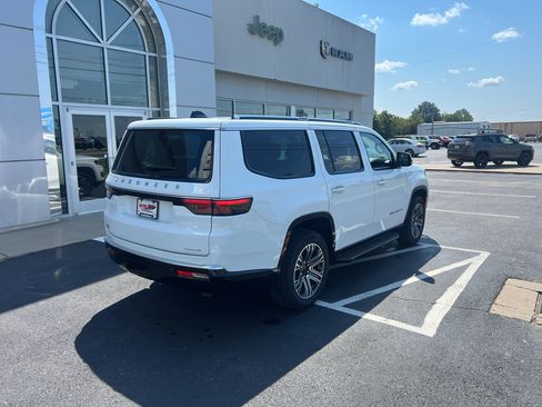 Used 2024 Jeep Wagoneer Series II w/ Flexible Seating Group RWD image 9