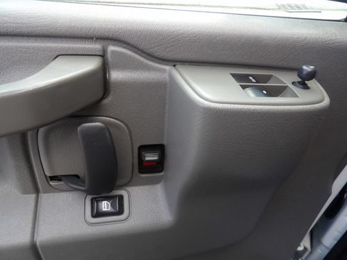 Used 2018 Chevrolet Express 2500 w/ Driver Convenience Package RWD image 15