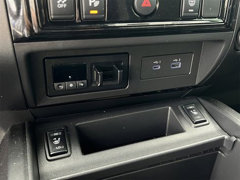 Used 2024 Nissan Titan SV w/ SV Convenience Package image 11