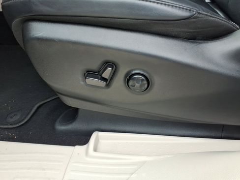 Used 2023 Chrysler Pacifica Touring-L FWD image 11