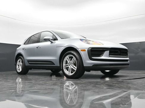 Certified 2025 Porsche Macan AWD/4WD image 42