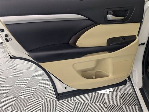 Used 2019 Toyota Highlander XLE image 28