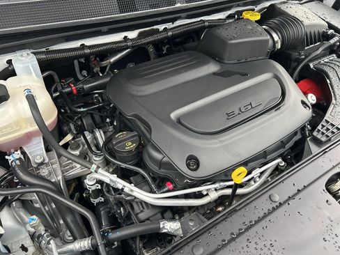 Used 2025 Chrysler Pacifica Select image 42