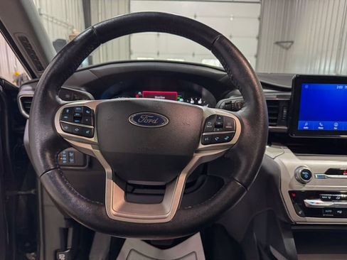 Used 2023 Ford Explorer XLT w/ XLT Sport Appearance Package AWD/4WD image 13