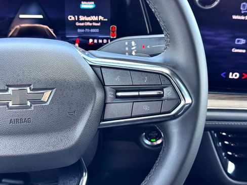 Used 2025 Chevrolet Suburban Z71 image 24