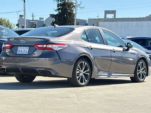 Used 2020 Toyota Camry SE image 3