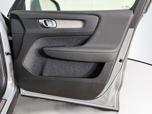 Used 2025 Volvo XC40 B5 Core image 33