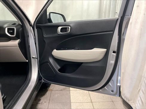 Used 2023 Hyundai Venue SEL image 12