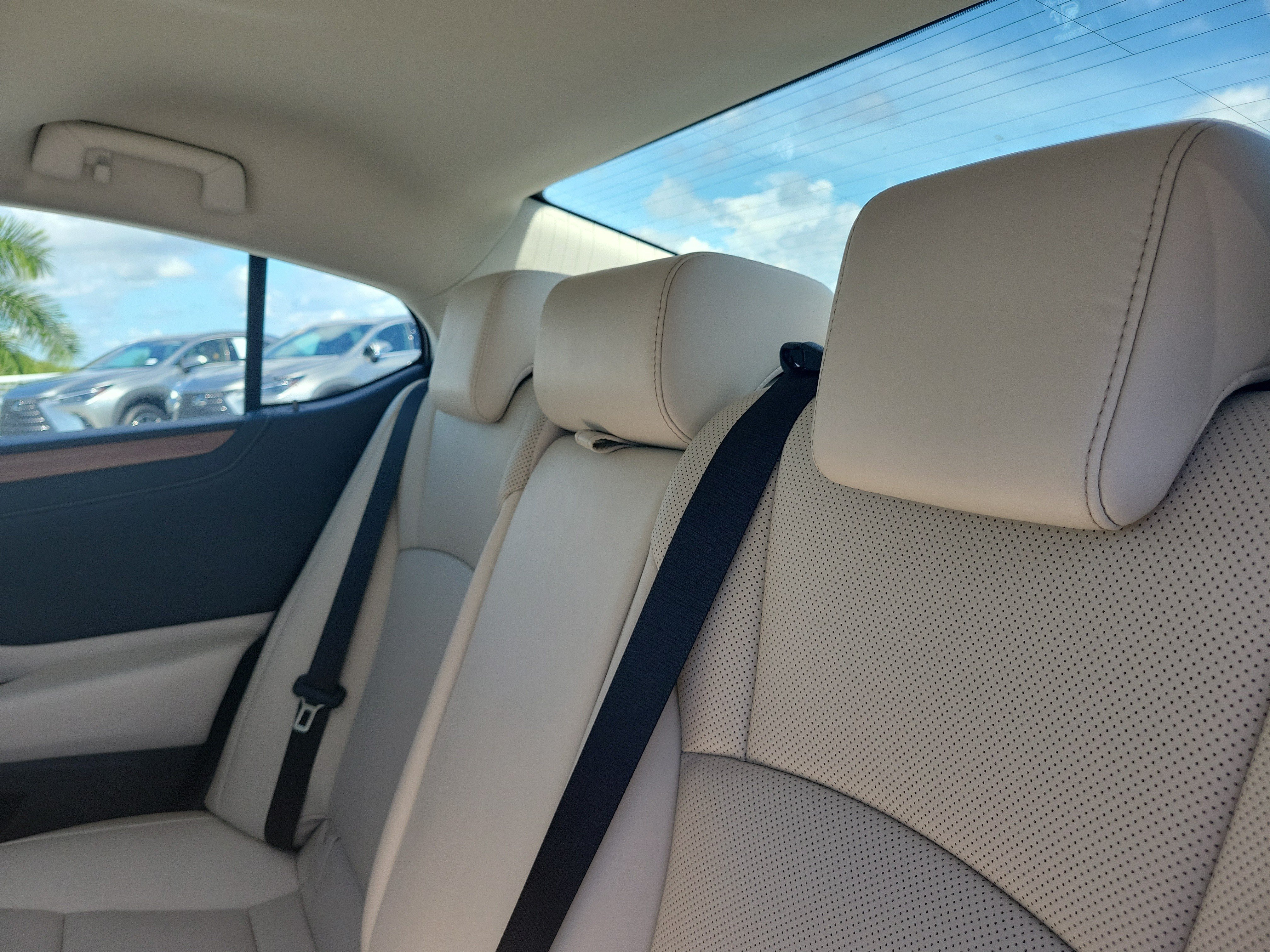 Used 2025 Lexus ES 350 w/ Premium Package FWD image 11