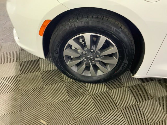 Used 2024 Chrysler Pacifica Limited FWD image 37