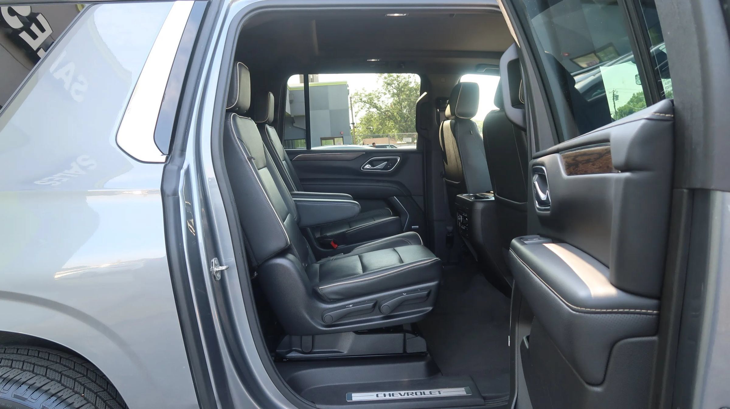 Used 2021 Chevrolet Suburban Premier w/ Premium Package RWD image 22